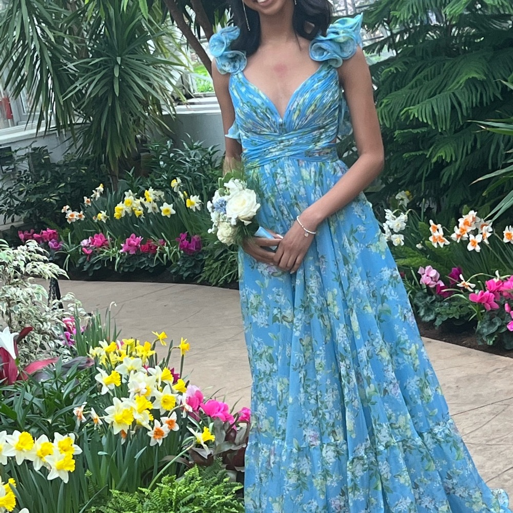 Beautiful formal maxi style gown.